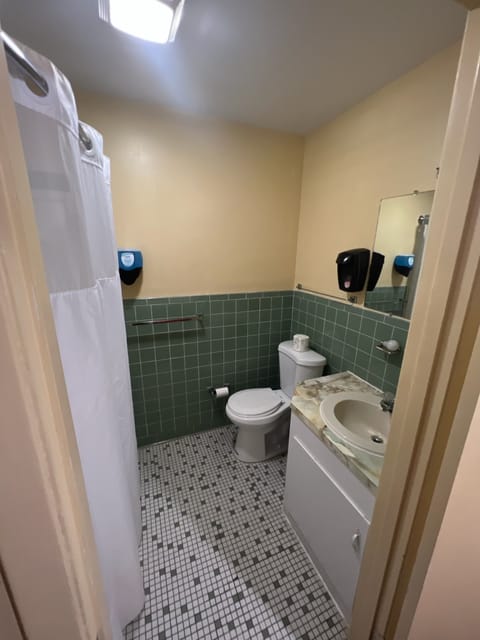 Family Room | Bathroom | Combined shower/tub, free toiletries, hair dryer, towels