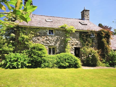 Garden and grounds | Hen Dy - Llyn Peninsula Holiday Cottages, Garndolbenmaen, near Porthmadog