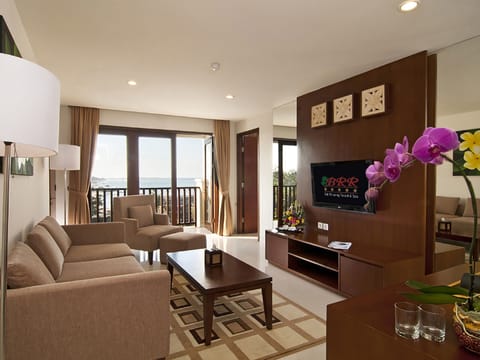 Premiere Suite | Living area | 32-inch LED TV with cable channels, TV