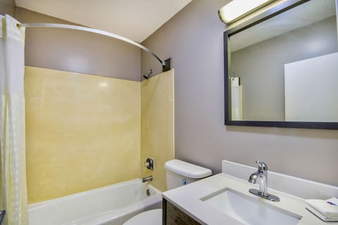 Combined shower/tub, towels