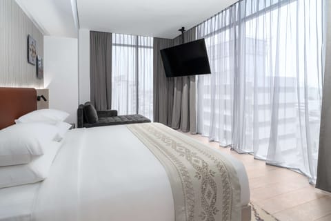 Club Room, 1 King Bed | Down comforters, pillowtop beds, minibar, in-room safe