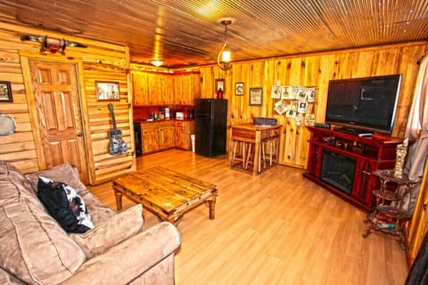 Deluxe Cabin | Individually furnished, free WiFi, bed sheets