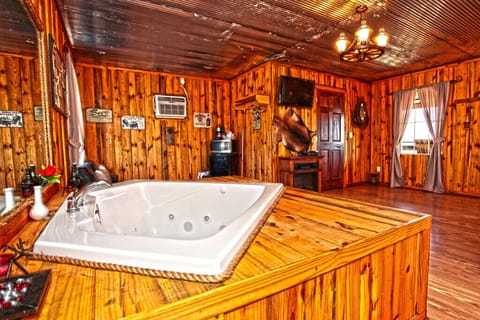Romantic Cabin | Individually furnished, free WiFi, bed sheets