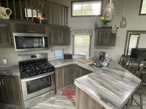 Full Kitchen, no dishwasher.