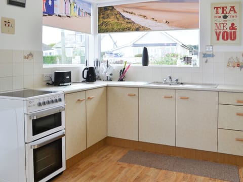 Kitchen | Tigh Na Mara - Hunmanby Gap Cottages, Hunmanby Gap, near Filey