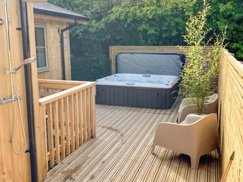 Hot tub | Meadowside Lodges- Hobby Lodge - Meadowside Lodges, St Columb, near Padstow