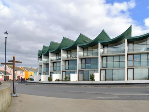 Exterior | 27 Nautilus, Westward Ho!