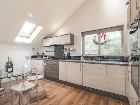 Kitchen/diner | Waterside Lodge Fourteen - Ashgrove Country Park, Elland