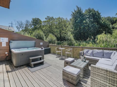 Outdoor area | Waterside Lodge Fourteen - Ashgrove Country Park, Elland