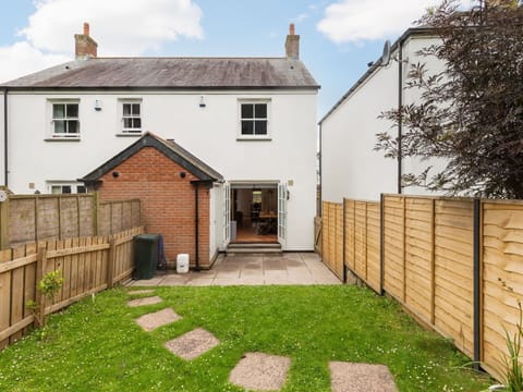 Cloud, Plant, Sky, Building, Property, Window, Fence, Wood, Land Lot, Tree
