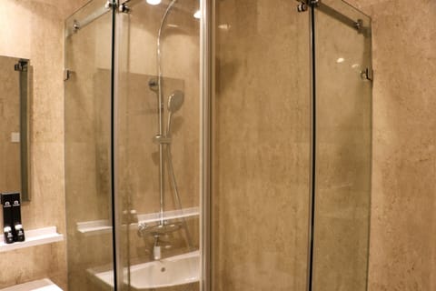 Apartment, 2 Bedrooms | Bathroom | Towels