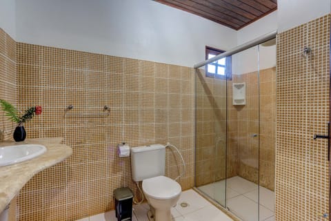 Standard Quadruple Room | Bathroom