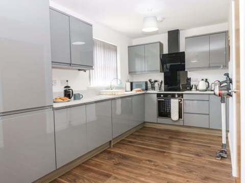 Cottage | Private kitchen | Fridge, dishwasher, electric kettle, toaster