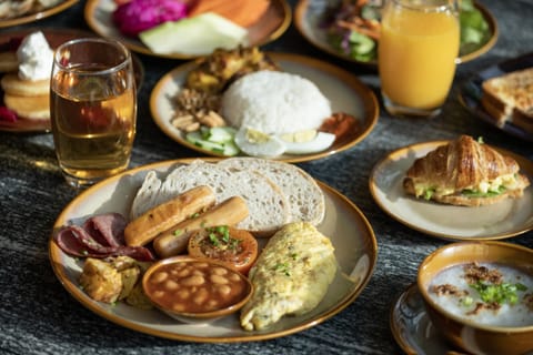 Daily full breakfast (MYR 79.5 per person)