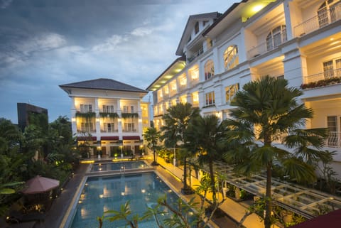 Outdoor pool, pool umbrellas, sun loungers