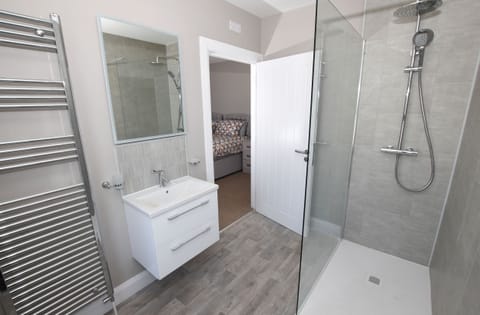 Deluxe Triple Room, Ensuite (First Floor Triple Rooms) | Bathroom