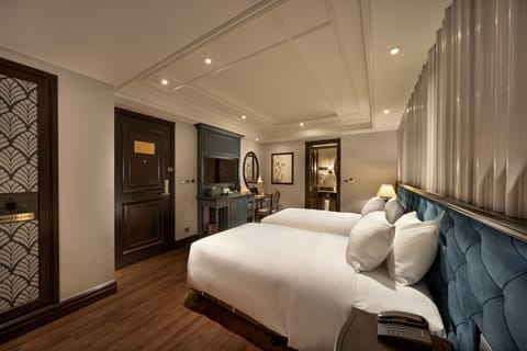 Deluxe Room With Internal Window | Frette Italian sheets, premium bedding, memory foam beds, minibar