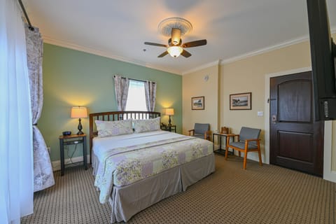 Traditional Room, 1 King Bed | Hypo-allergenic bedding, blackout drapes, iron/ironing board, free WiFi