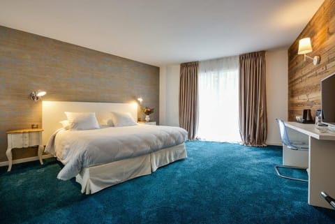 Deluxe Double Room, 1 Double Bed | In-room safe, individually decorated, individually furnished, desk