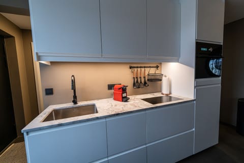 Luxury Apartment, Non Smoking, Kitchen | Private kitchen | Fridge, oven, stovetop, coffee/tea maker