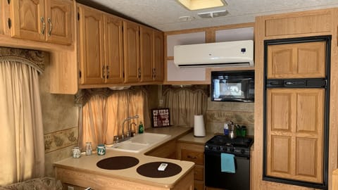 Basic Mobile Home, 1 Bedroom | Private kitchen | Microwave, cookware/dishes/utensils, paper towels, dining tables