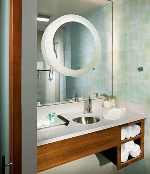 Combined shower/tub, hair dryer, towels