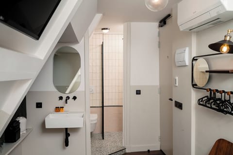 Budget Single Room | Bathroom | Shower, free toiletries, hair dryer, towels