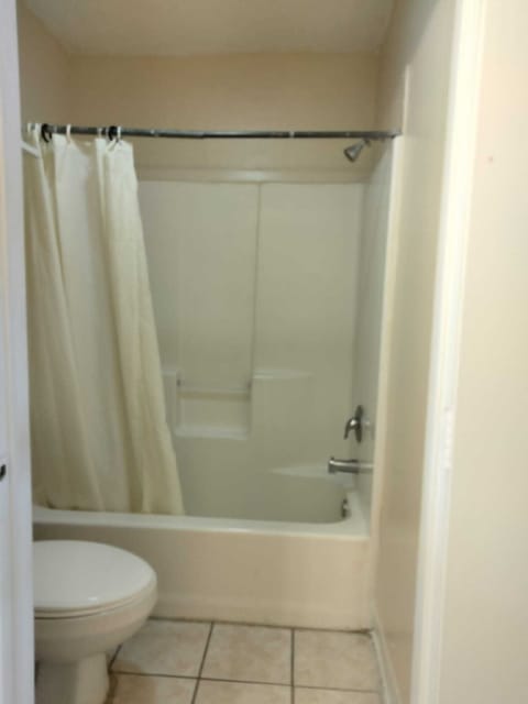 Economy Room | Bathroom | Free toiletries, towels, soap, shampoo