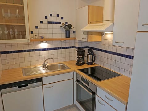 Cabinetry, Kitchen Sink, Tap, Countertop, Sink, Property, Plumbing Fixture, Furniture, Kitchen Stove, Kitchen