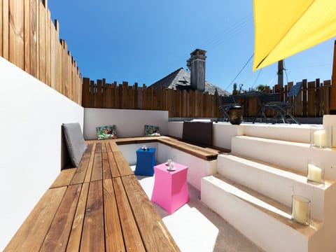 Daytime, Property, Sky, Couch, Wood, Architecture, Interior Design, Urban Design, Wall, Material Property