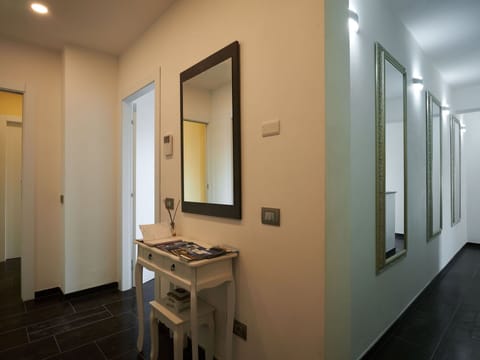 Mirror, Sink, Tap, Building, Wood, Interior Design, Flooring, Floor, Paint