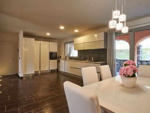 Table, Furniture, Plant, Houseplant, Cabinetry, Flower, Chair, Kitchen, Interior Design, Lamp