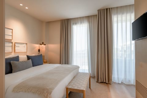 Signature Suite, 1 Bedroom, Sea View | Premium bedding, pillowtop beds, minibar, in-room safe