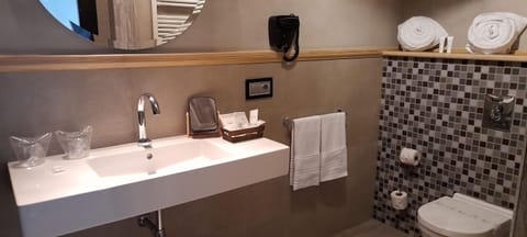 Standard Double Room | Bathroom | Free toiletries, hair dryer, towels, soap