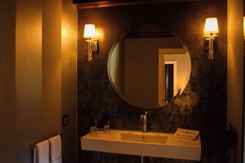 Presidential Studio Suite | Bathroom | Free toiletries, hair dryer, towels, soap