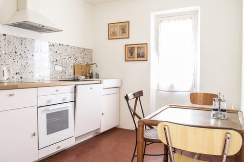 Family Studio Suite | Private kitchen | Highchair