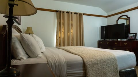 Junior Suite, 1 King Bed | Iron/ironing board, free WiFi, bed sheets