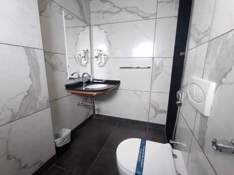 Superior Double Room | Bathroom | Shower, free toiletries, towels
