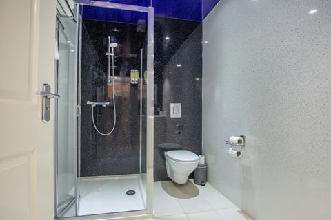 Standard Double Room | Bathroom | Towels