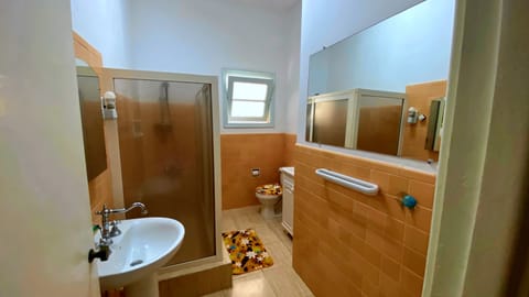 Exclusive Room, 1 Queen Bed, Sea View | Bathroom | Shower, hair dryer, towels