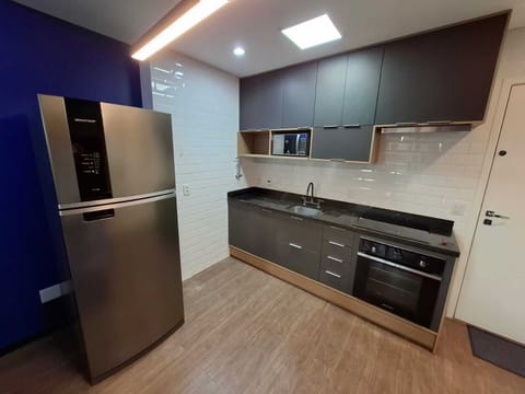 Design Studio | Private kitchen | Mini-fridge, microwave, stovetop, cookware/dishes/utensils