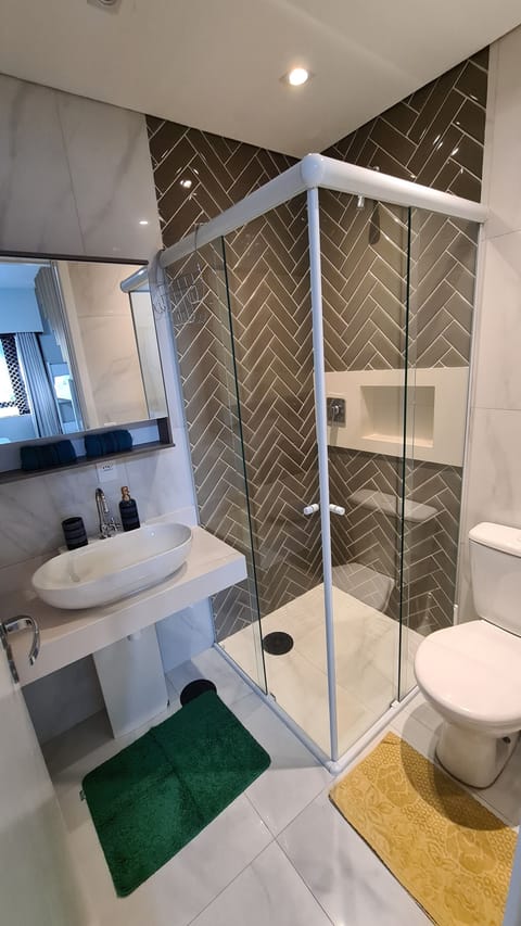 Luxury Apartment | Bathroom | Shower, rainfall showerhead, free toiletries, hair dryer