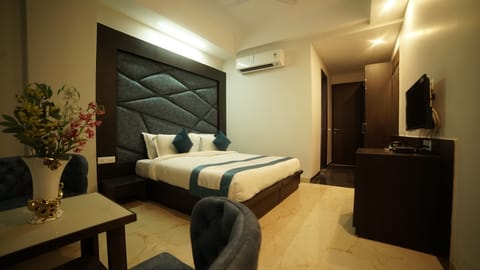 Deluxe Room | Premium bedding, minibar, in-room safe, desk