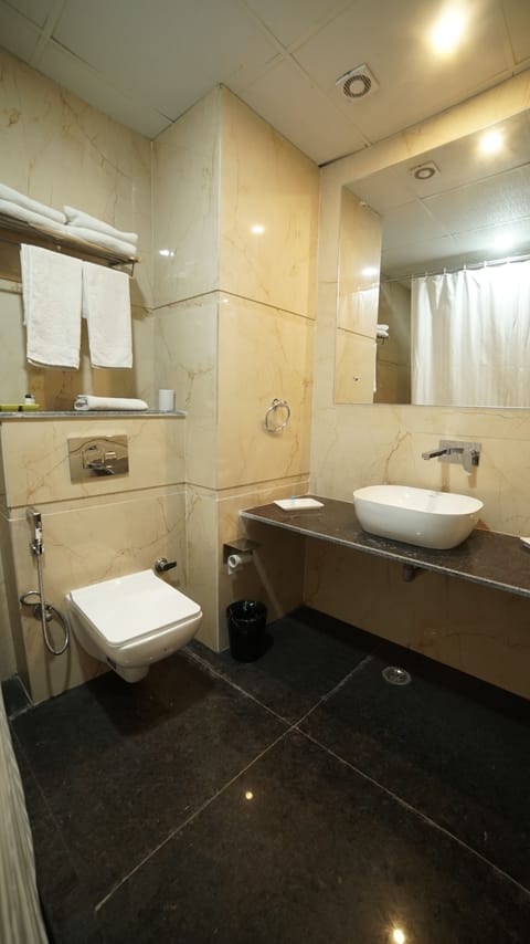 Deluxe Room | Bathroom | Combined shower/tub, free toiletries, hair dryer, towels