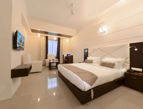 Deluxe Room | Premium bedding, minibar, in-room safe, desk