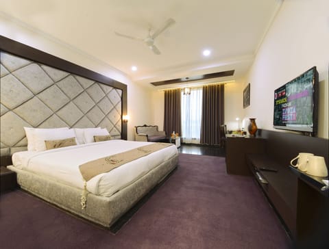 Suite | Premium bedding, minibar, in-room safe, desk