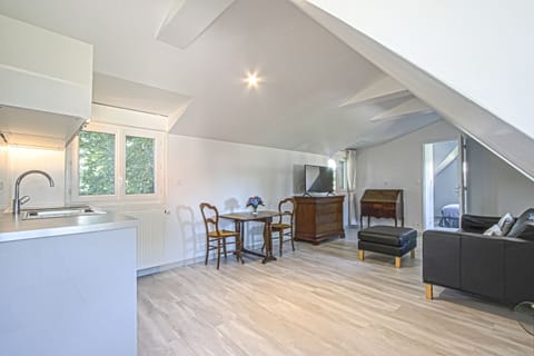 Suite | Egyptian cotton sheets, premium bedding, down comforters, pillowtop beds