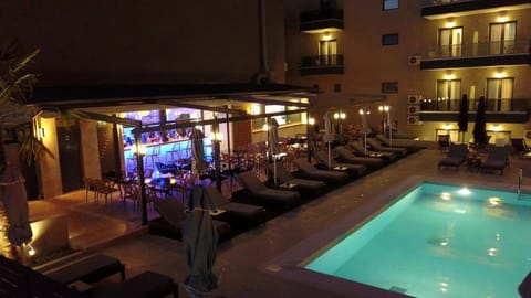 Poolside bar