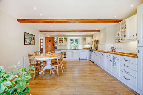 Burghfield Cottage Kitchen - StayCotswold