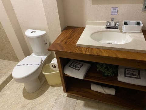 Comfort Room, 1 Double Bed | Bathroom | Shower, towels